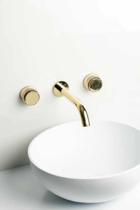 Плитка Boheme Aura Смеситель AURA для раковины настенный с внутренней частью золото  поверхность глянец