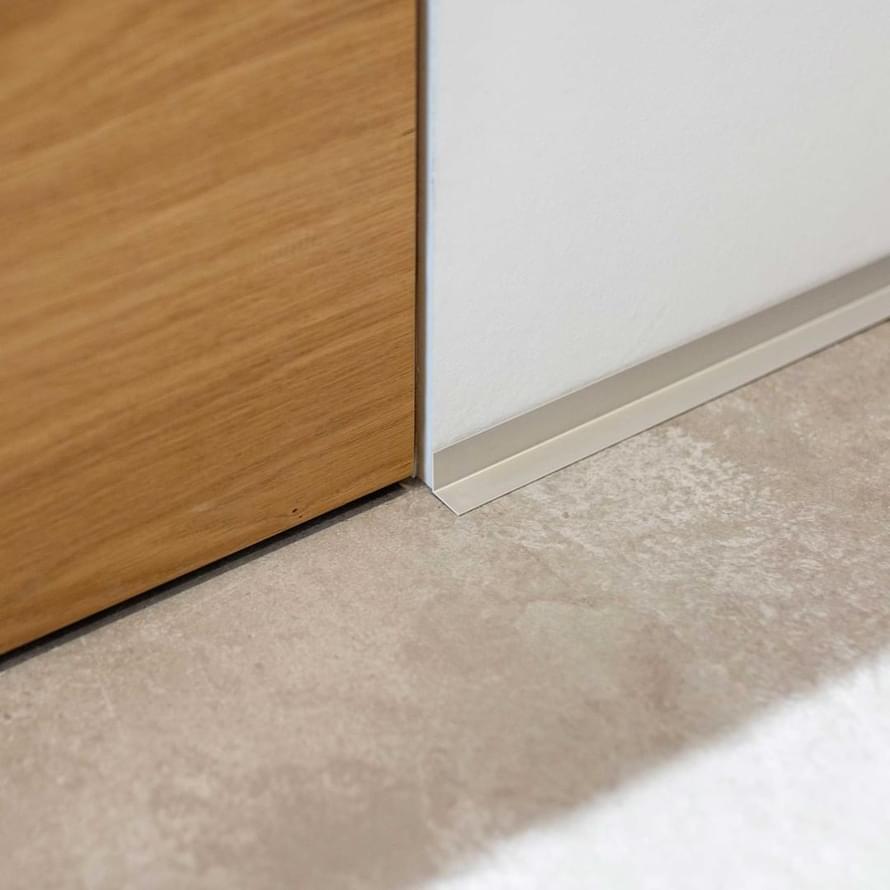 алюминий фабрики Decaro Engineering коллекция Микроплинтус