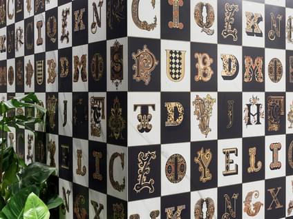 фабрика Versace коллекция Alphabet